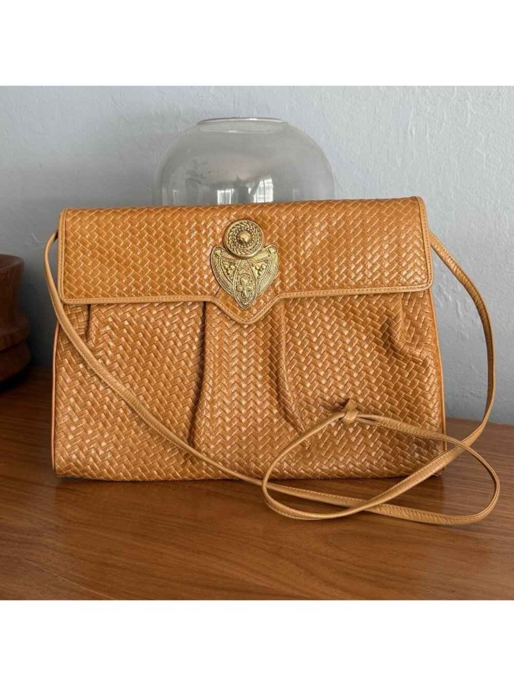Vintage Susan Gail Woven Leather Crossbody Purse Tan Brown Gold Medallion
